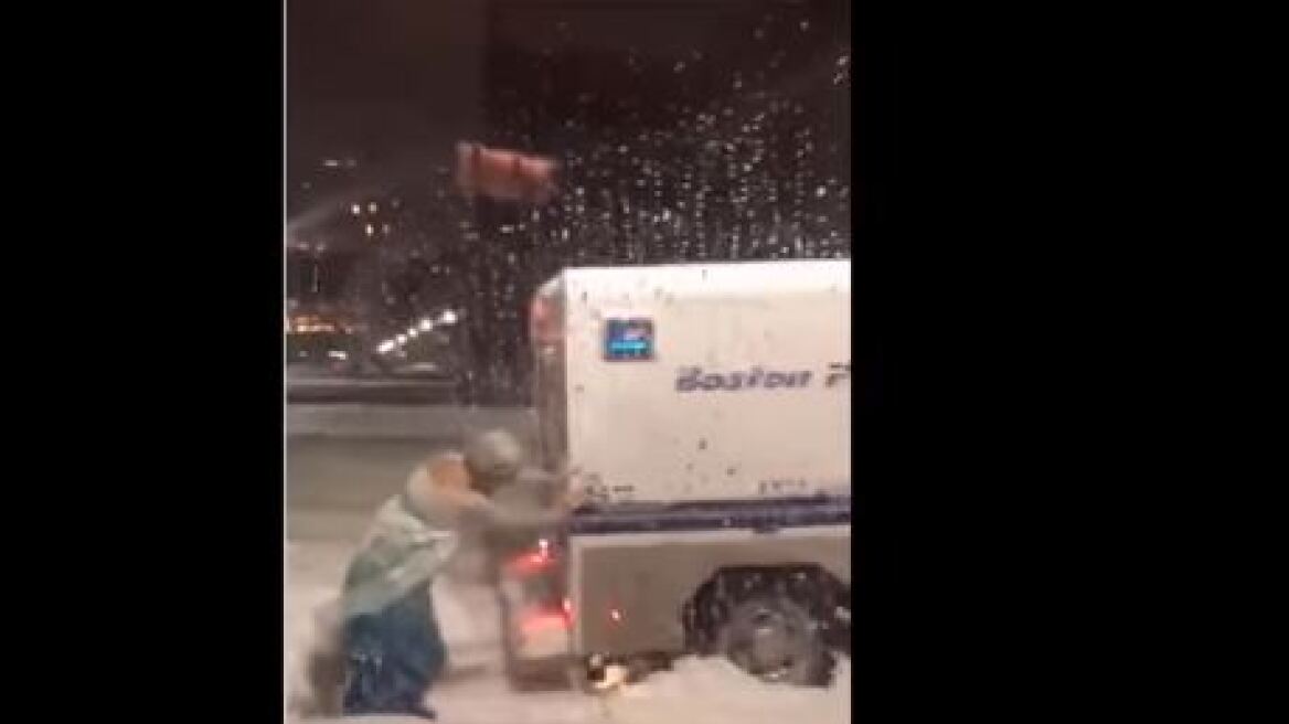 Βίντεο: Drag Queen ντυμένη Elsa από το Frozen ξεμπλοκάρει όχημα της αστυνομίας από το χιόνι